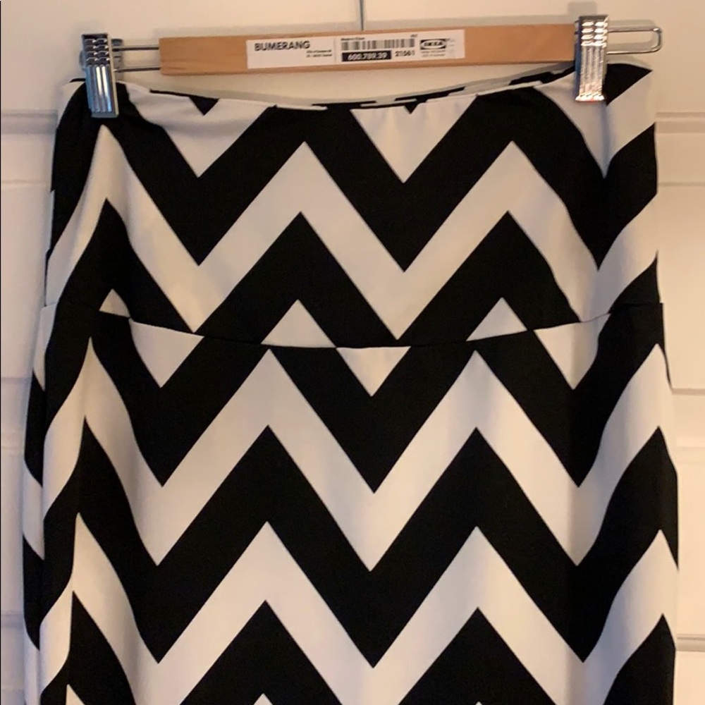 Black and White Chevron Maxi Size Medium
